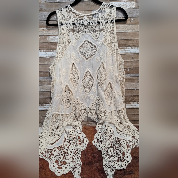 Ivory Lace Sharbite Hem Crochet Vest - Picture 10 of 13